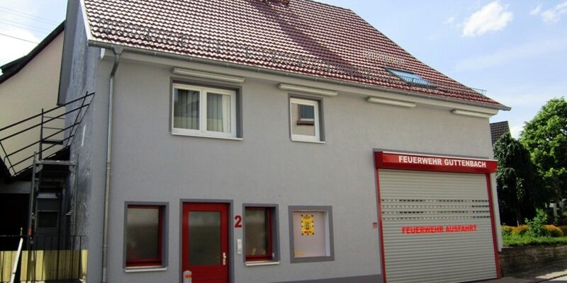 Blick auf ein zweistöckiges Haus, das ein Tor hat mit dem Schriftzug "Feuerwehr Guttenbach"
